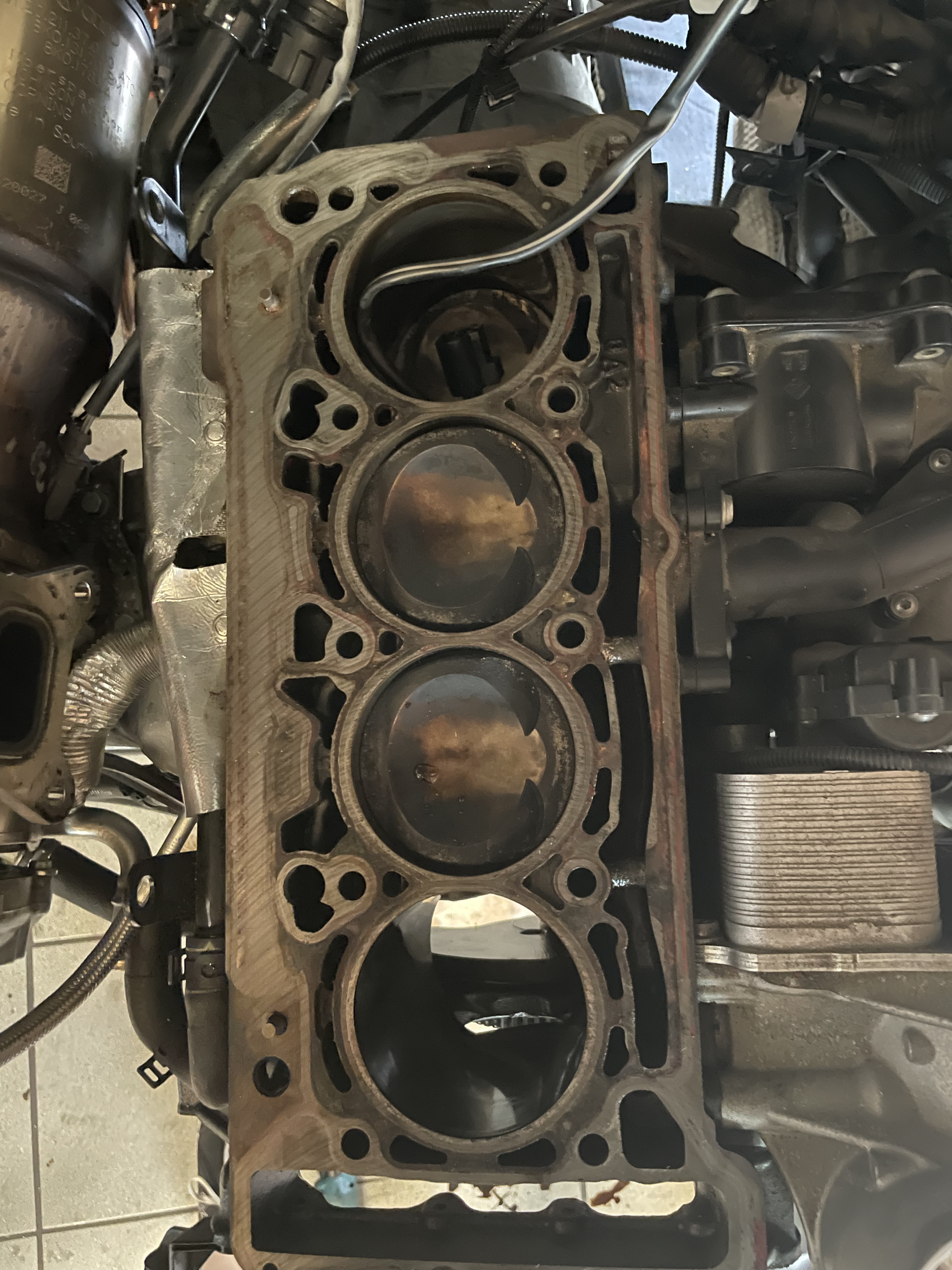 Engine block surface dirty after removal of cylinder head